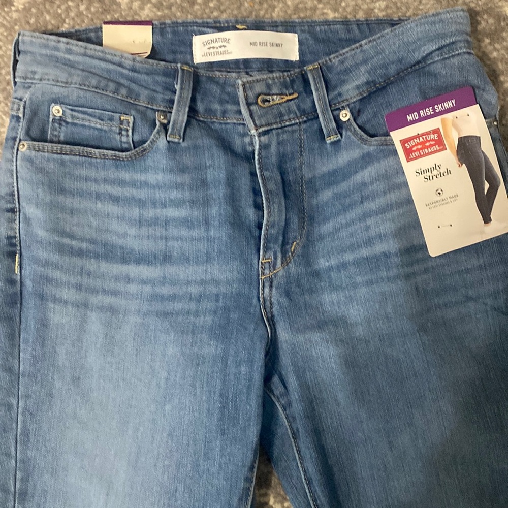 Womens levi jeans size 4M W27 L 30 brand new